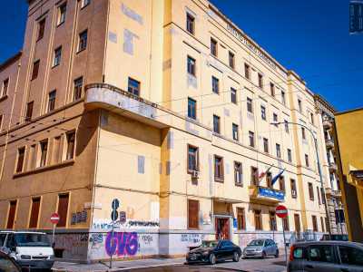�Che scelse lo stile razionalista in auge durante il fascismo - spiega l�esperto Simone De Bartolo-, caratterizzato da cornici marcapiano rettilinee, aperture squadrate e assenza di archi�